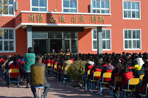 海城市温香镇开展法制报告会增强学生法治观念图片