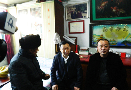 海城市委常委、宣传部长刘安悦与道德模范接帮扶对子