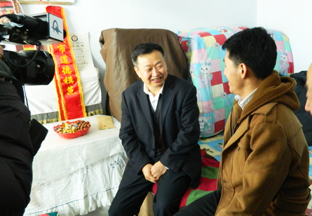 海城市委常委、宣传部长刘安悦与道德模范接帮扶对子