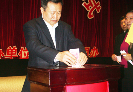 市委常委、宣传部长刘安悦为白血病患儿孙铭阳捐款